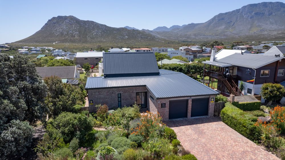 550m From swimming beach, neat as a pin, solar, excellent security. For sale in Pringle Bay. Prime condition Property