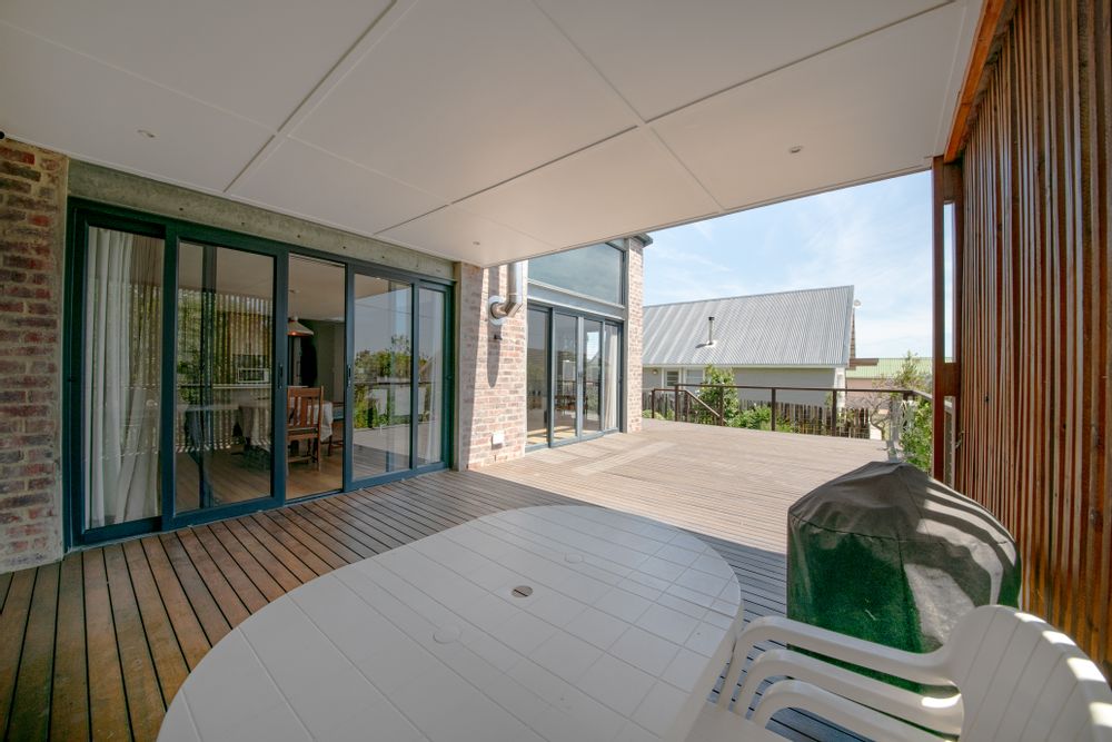 Covered deck area, what a lovely space!