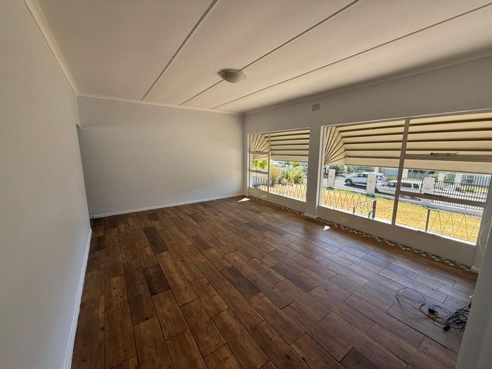 De Doorns Central House For Sale: Spacious 3-bedroom home with flatlet and entertainment area.