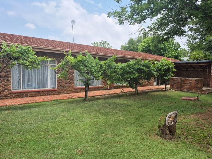 For Sale: Spacious 4-bedroom house in Vredefort Central with braai area and borehole.