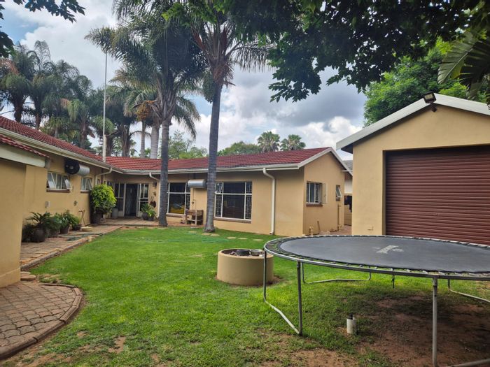 Welgelegen House For Sale: Spacious family home with pool, flatlet, and ample parking.