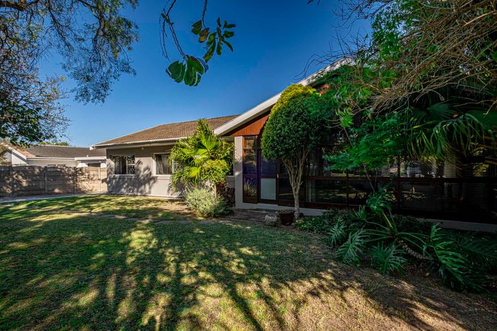 Framesby House For Sale: 4 beds, indoor braai, deck, near schools and shops.