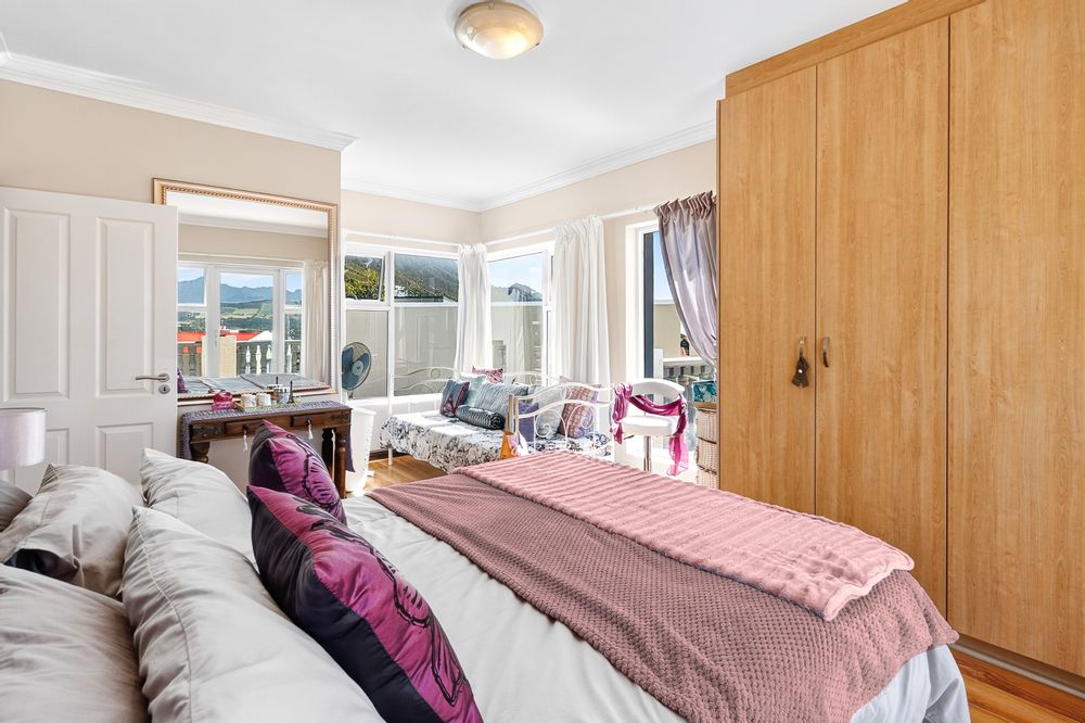 Spacious bedroom with private retreat