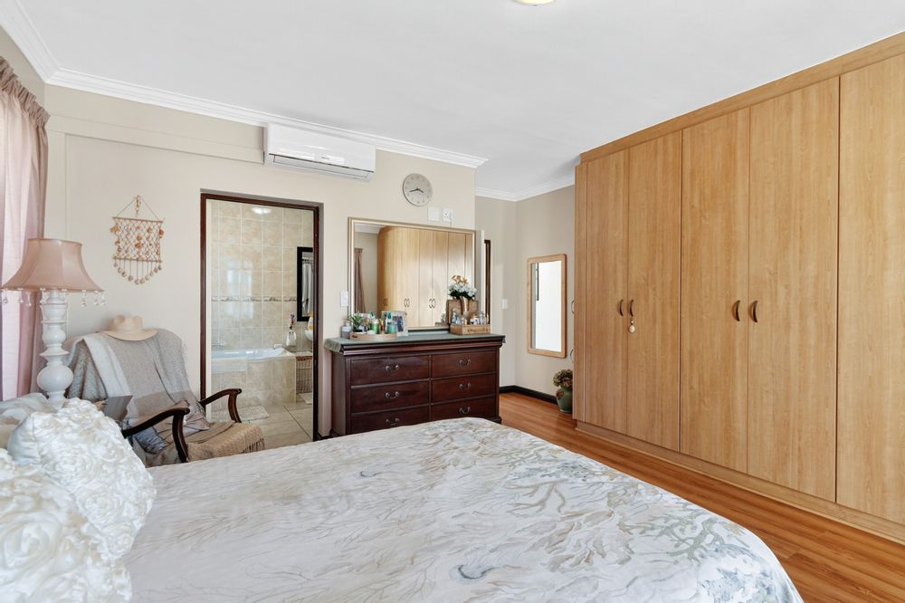 Private En-Suite Main Bedroom