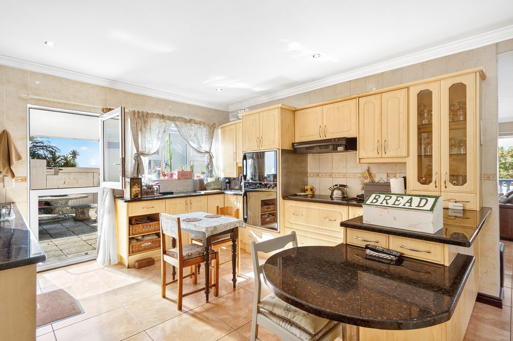 Spacious Kitchen opening to the Courtyard