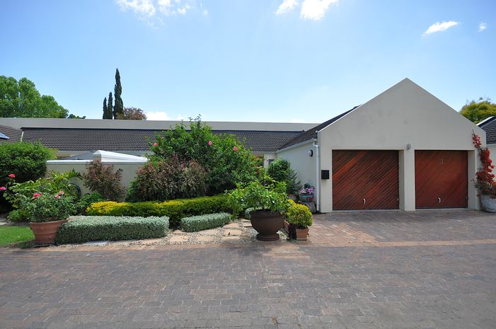 For Sale: 3-Bedroom Retirement Village in Paradyskloof with pool, tennis, and dining.