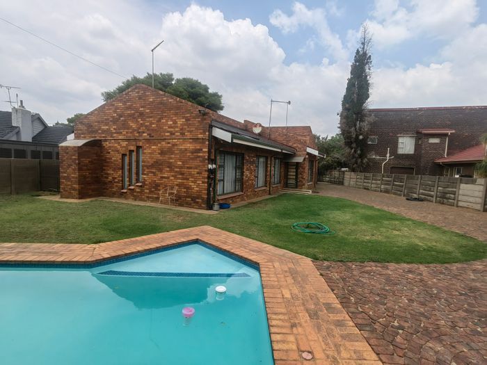 Ferryvale House For Sale: 3 Bedrooms, pool, lapa, borehole, security features.