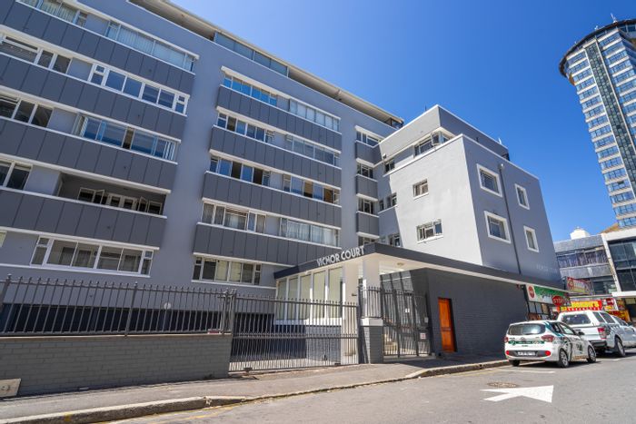 Sea Point Apartment For Sale: 3 bedrooms, parking, lift access, prime location.
