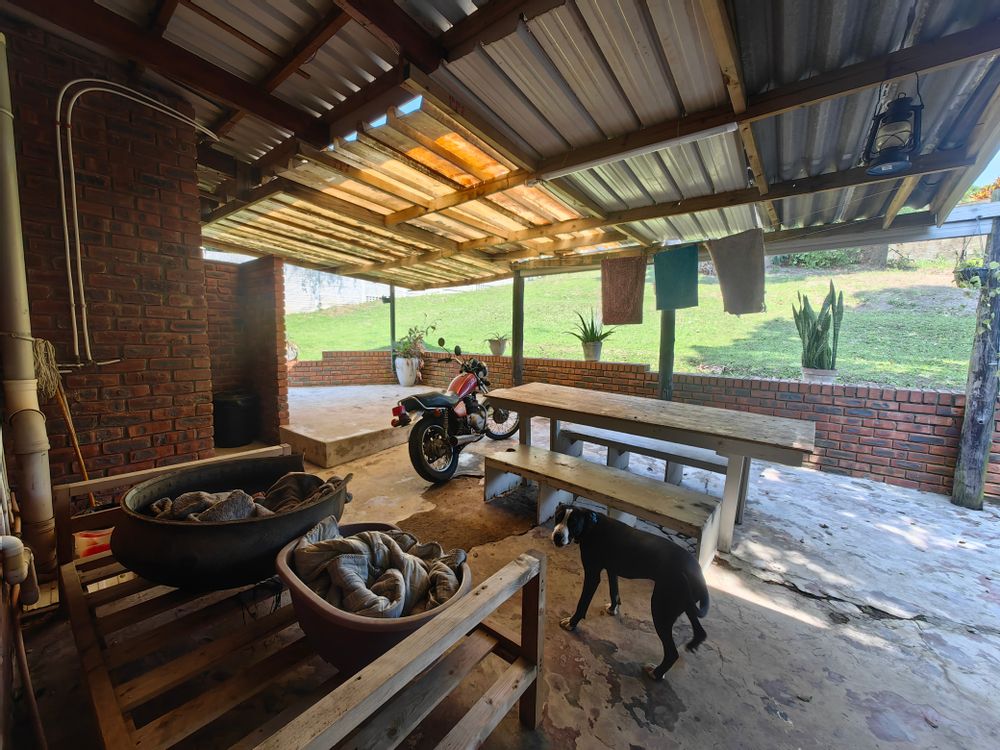 Underover veranda on kitchen side