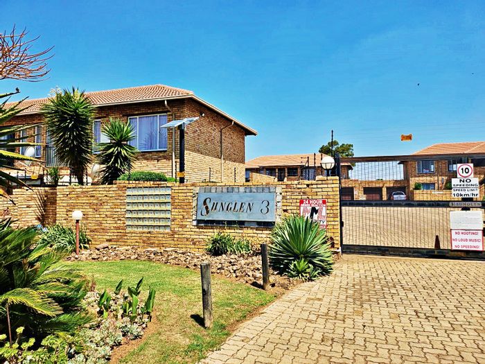 Glen Marais Apartment For Sale: 2 Bedrooms, Garage, 24-hour Security, Prime Location.
