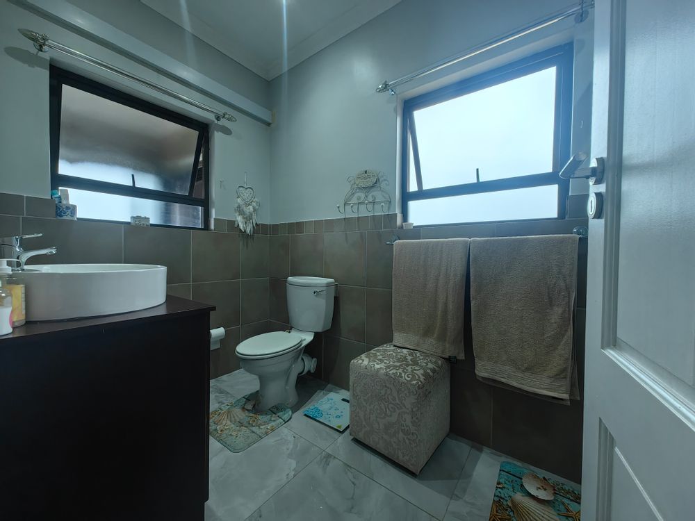 En-suite bathroom to main bedroom