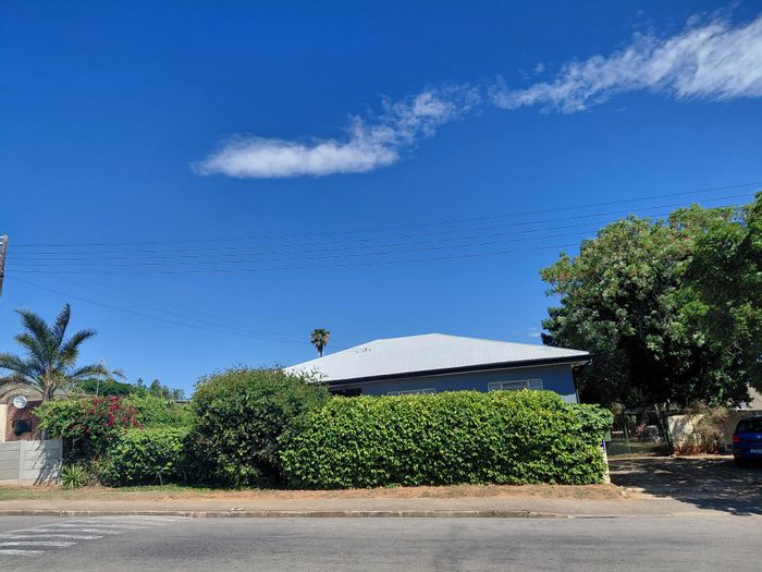 For Sale: House in Bothasrus with large plot, garage, and potential for development.