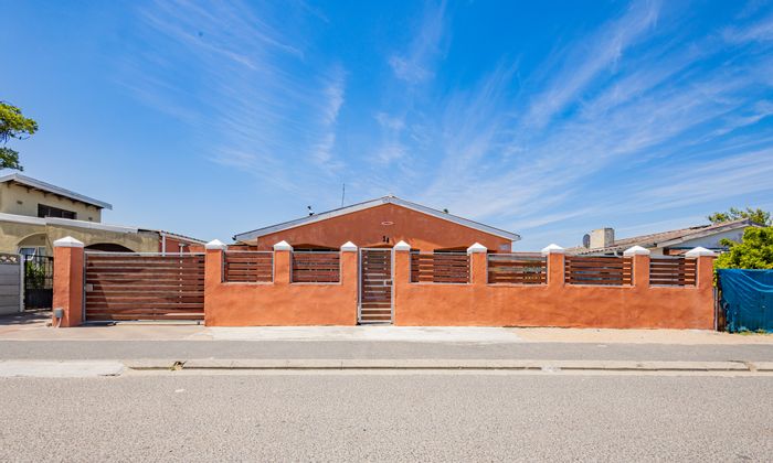 For Sale: 4-bedroom house in Bishop Lavis with tandem garage and versatile outdoor space.