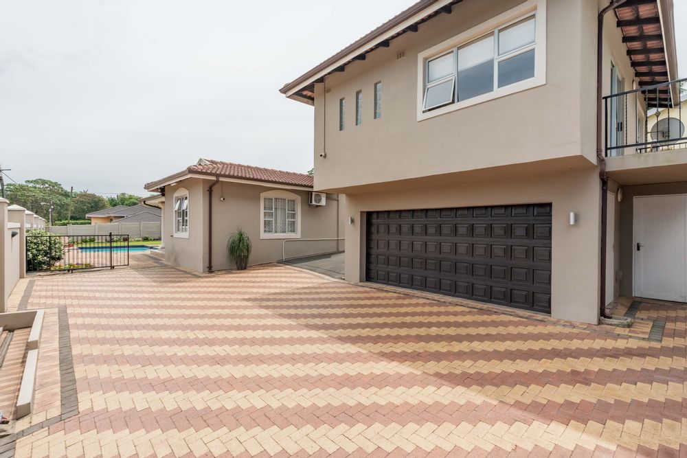 Immaculate Driveway to double garage with flat on top