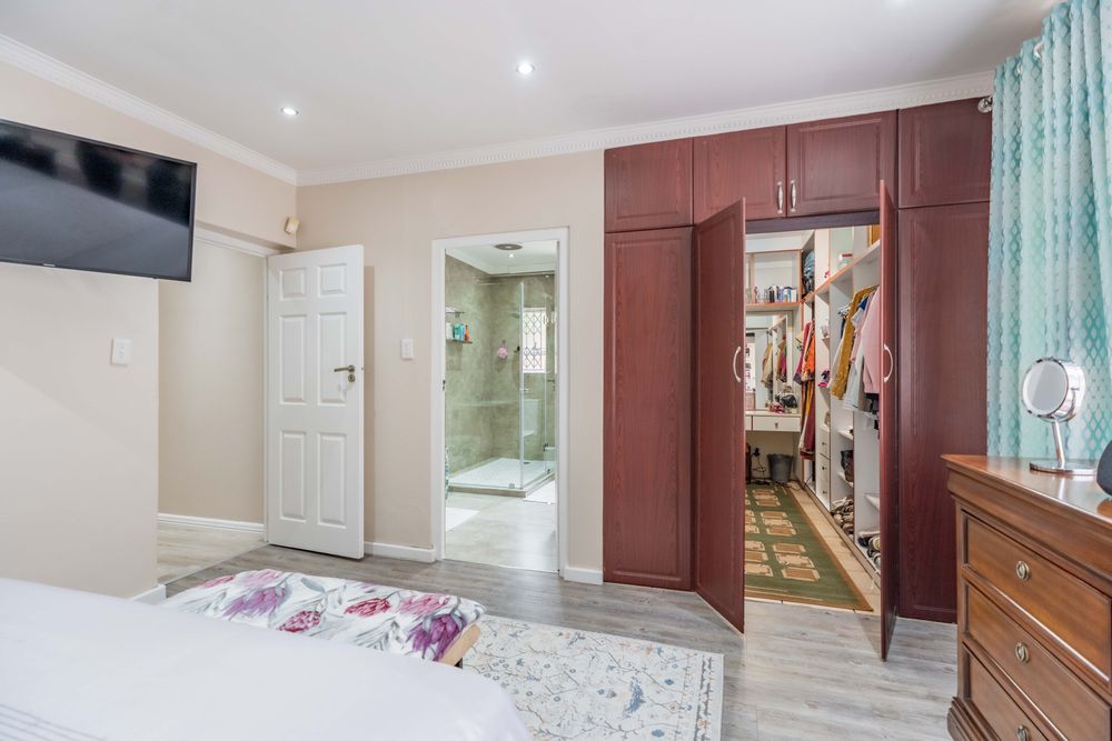 Main Bedroom with en suite and walk in closet