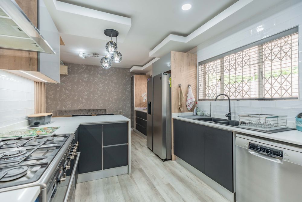 Vinyl flooring, plenty cupboard space