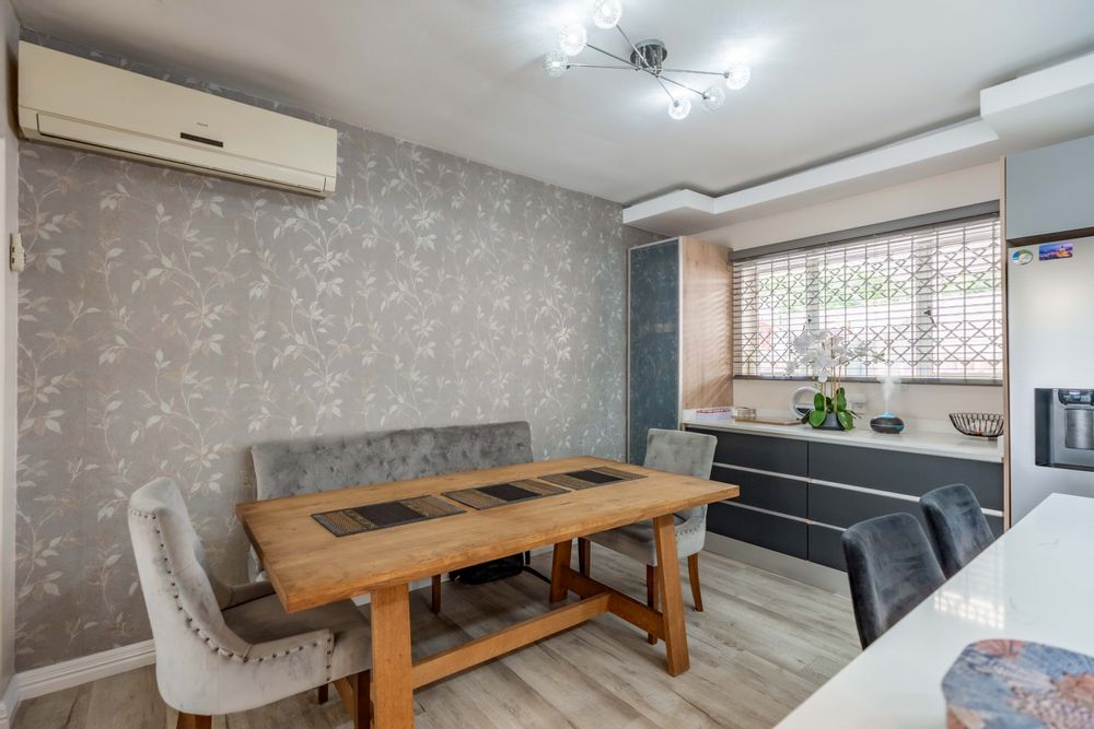Dining room open plan to kitchen