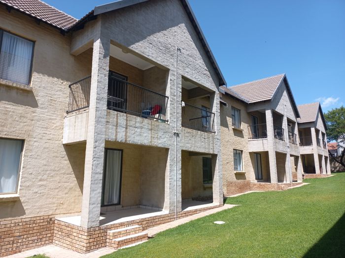 Flat to Rent in Doringkruin: 1 Bedroom, En-suite, Carport, Communal DSTV.