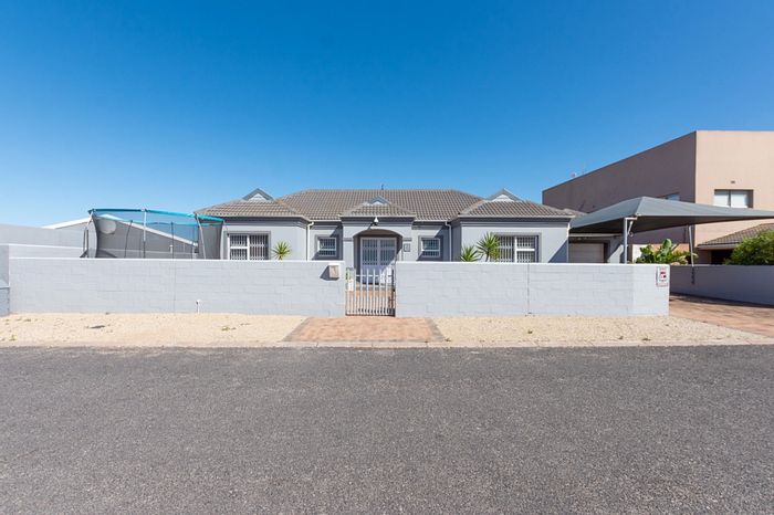 Country Club House For Sale: 3 beds, large garden, solar panels, secure living.