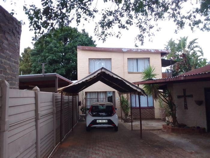 To Rent: 2-Bedroom House in Geelhoutpark with covered parking and pet-friendly area.