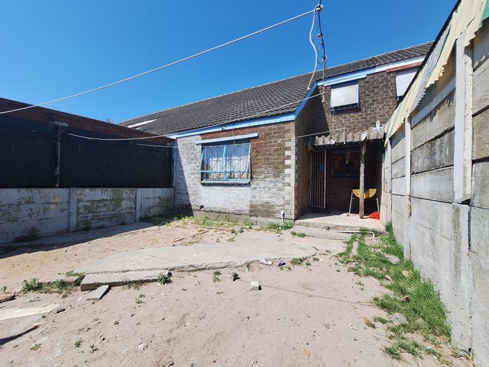 Valhalla Park House For Sale: Three bedrooms, flatlet, secure parking, renovation opportunity.