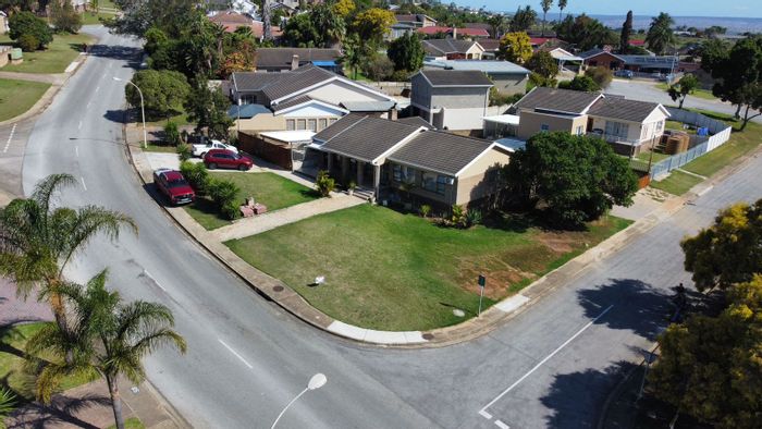 For Sale: House in Strelitzia Park with pool, flatlet, and ample parking.