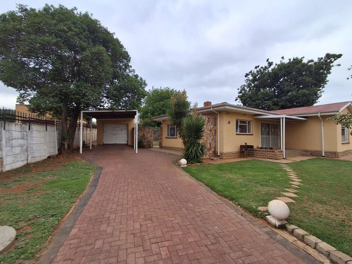 3-Bedroom House To Rent in Heidelberg Central with yard, garage, and pet-friendly options.