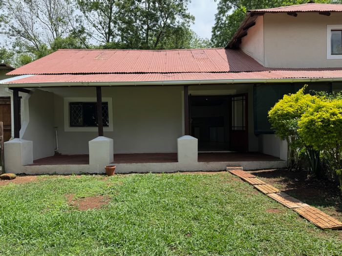 Cottage To Rent in Merrivale: 2 Bedrooms, fenced garden, pet-friendly, covered parking.