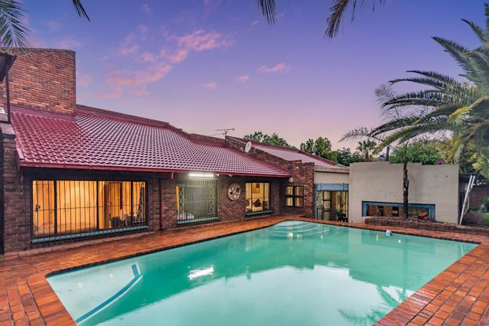 Noordheuwel House For Sale: 6 beds, pool, flatlet, and ample parking available.