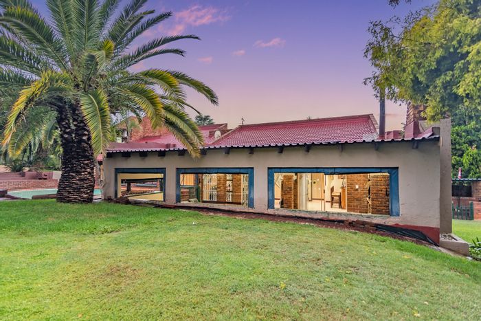 For Sale: Spacious 6-bedroom house with pool, flatlet, and ample parking in Noordheuwel.