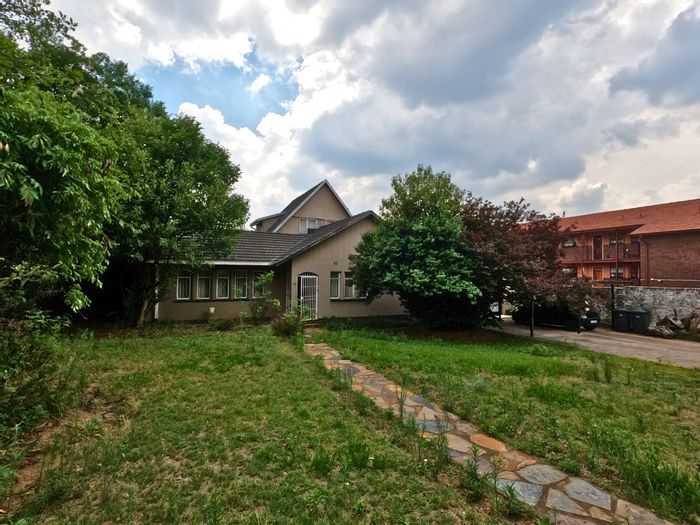 Kew House For Sale: Spacious 4-bedroom home with pool and separate flatlet.