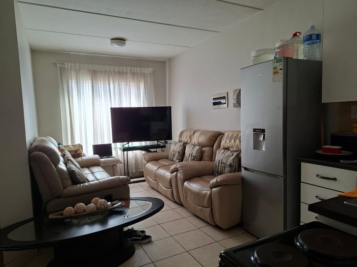 Flat for Sale in Vanderbijlpark Cw 5: One bedroom, open-plan living, ground floor access.