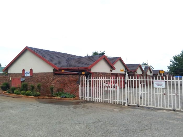 Townhouse for Sale in Kannoniers Park: 2 bedrooms, pet-friendly, secure living.