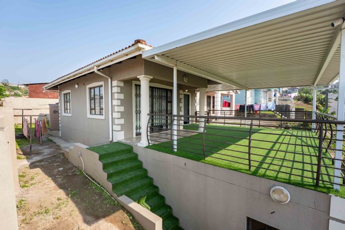 Lovu House For Sale: 2 beds, solar system, rainwater tanks, CCTV, double garage.