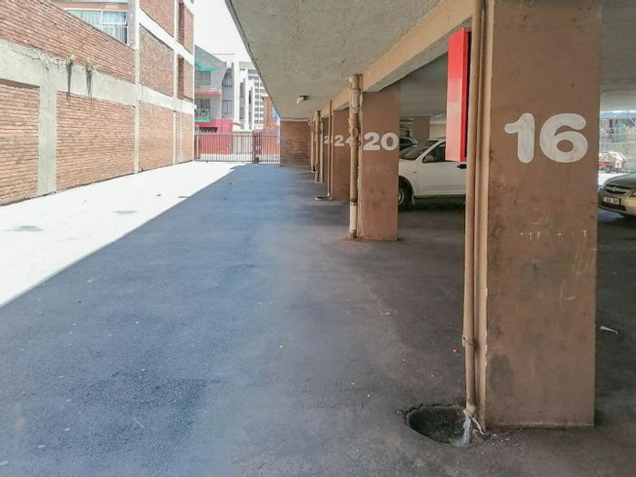 Flat for Sale in Kempton Park Central: 1 Bed, secure parking, pre-paid electricity.