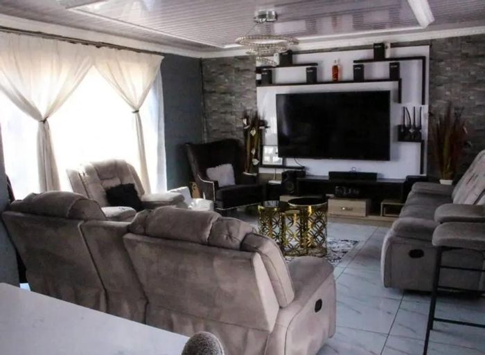 3-Bedroom House For Sale in Vanderbijlpark Ce 3 with carport and local amenities.