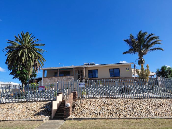 Heuwelkruin House For Sale: 4 bedrooms, indoor braai, double carport, water tanks.