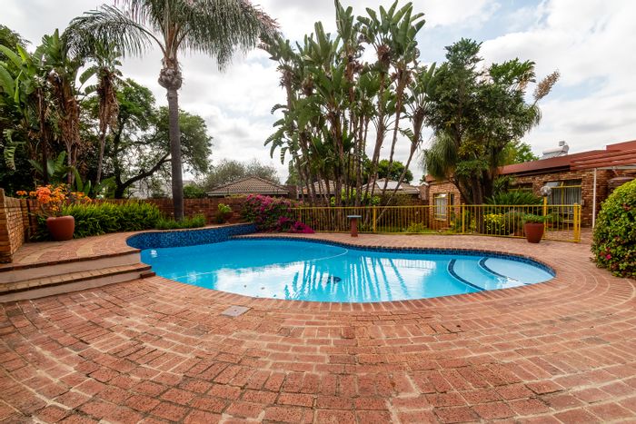 Lynnwood Glen House For Sale: 5 bedrooms, pool, ideal for student accommodation.