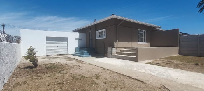 Townhouse for Sale in Algoa Park: Pet-friendly, secure parking, close to amenities.