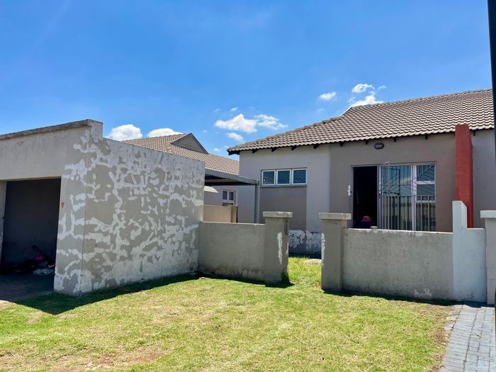 Townhouse For Sale in Tasbet Park Ext 1: 3 Bedrooms, secure environment, garden space.