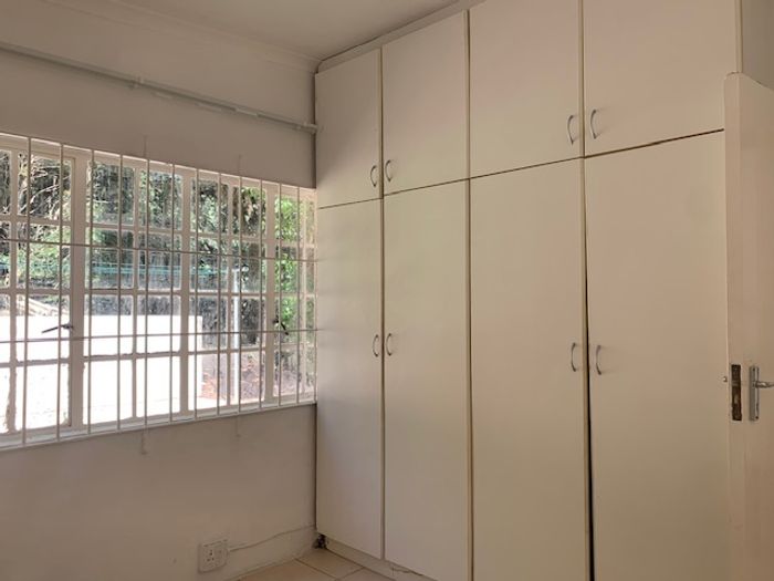 Cottage To Rent in Atholl Heights: 2 beds, open plan kitchen, aircon, prepaid utilities.