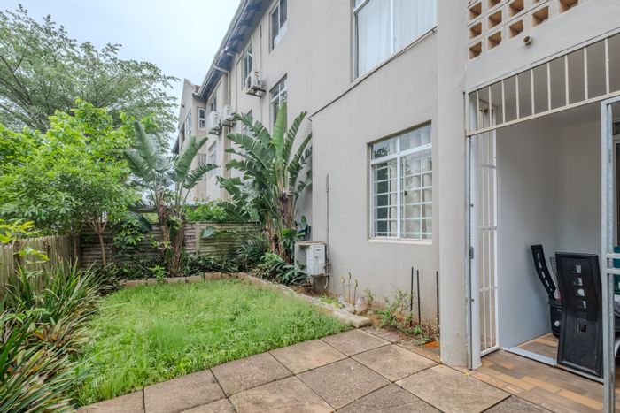 Riverside Apartment For Sale: 2 beds, garden, pool, secure complex, parking.