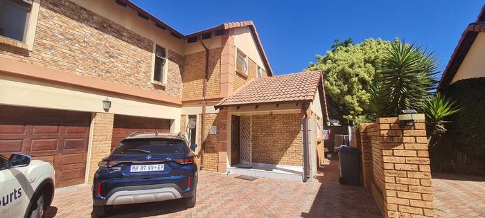 Eden Glen Cluster For Sale: 4 beds, pool, study, double garage, garden.