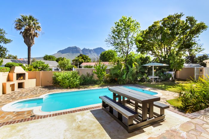 Morningside House For Sale: Pool, flatlet, garden, close to schools and golf.