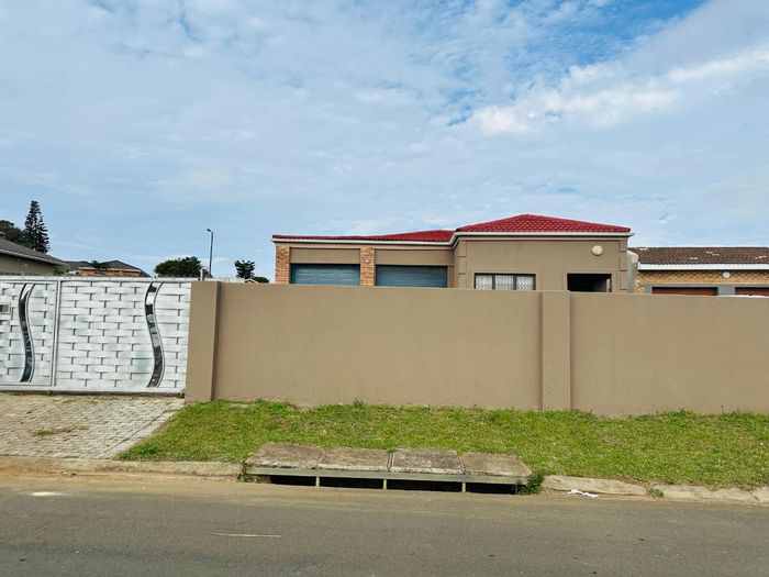 Gonubie House For Sale: 3 bedrooms, en-suite, spacious living, double garage.