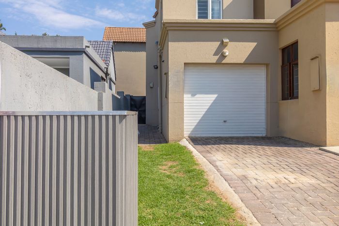 Magaliessig Townhouse For Sale: Open-plan living, private garden, garage, extension plans.