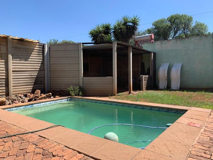 For Sale: 3-bedroom house in Vanderbijlpark CW 2 with pool and garden.