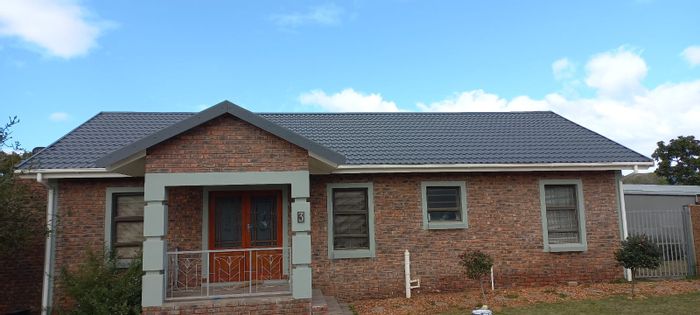 For Sale: House in Stilbaai Wes with open-plan living, braai room, and secure parking.