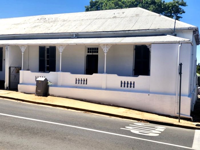 For Sale: Bergzicht Townhouse with 3 bedrooms, flatlet, and secure parking.