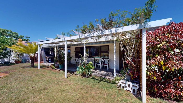 Linkside House For Sale: 4 bedrooms, guest suite, pool, double garage, cottage.